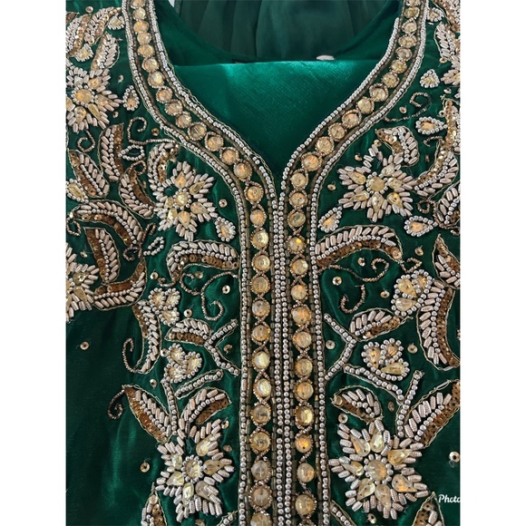 Embroidered emerald green kurta set - Picture 3 of 6